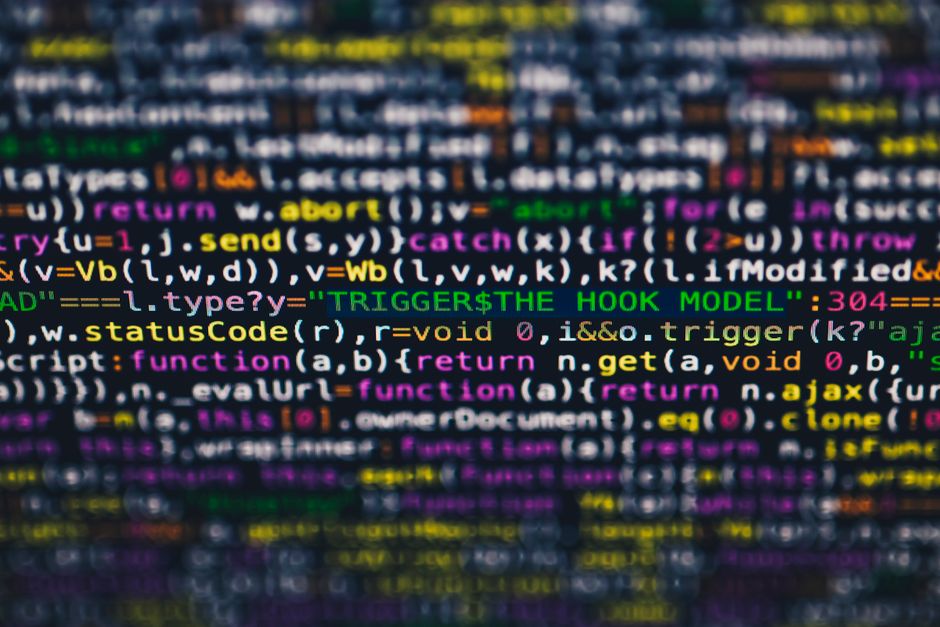 Close-up vibrante de linhas de código de programação multicoloridas exibidas em uma tela.