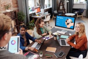 Comparação visual entre ambiente de agência web e trabalho de freelancer em home office