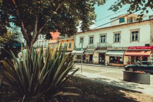 Comparação de preços de planos de saúde em plataforma digital, representando busca por cotações atualizadas